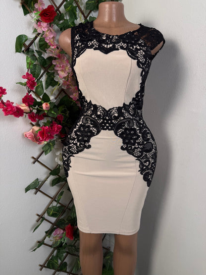 Robe moulante courte avec dentelle - Perluna Store - kinshasa