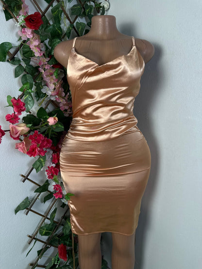 Robe moulante courte en satin - Perluna Store - kinshasa
