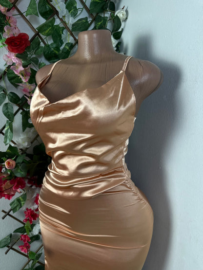 Robe moulante courte en satin - Perluna Store - kinshasa