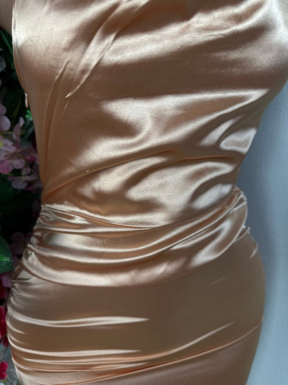 Robe moulante courte en satin - Perluna Store - kinshasa