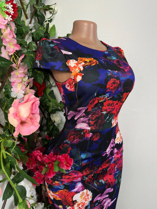 Robe moulante courte fleurie à manche mi courte décolleté rond - Perluna Store - kinshasa