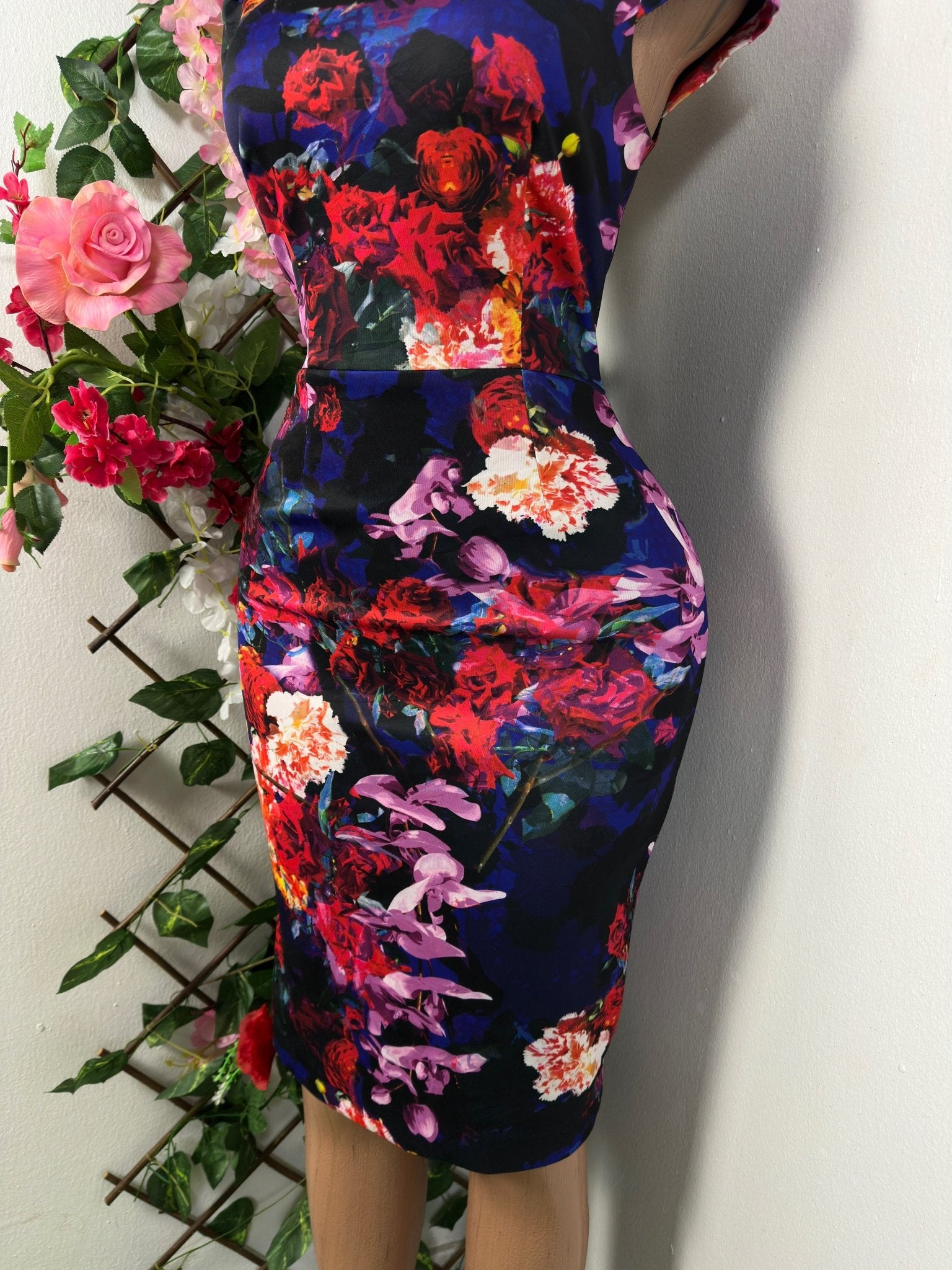 Robe moulante courte fleurie à manche mi courte décolleté rond - Perluna Store - kinshasa