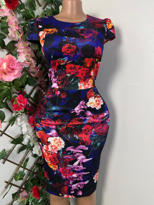 Robe moulante courte fleurie à manche mi courte décolleté rond - Perluna Store - kinshasa