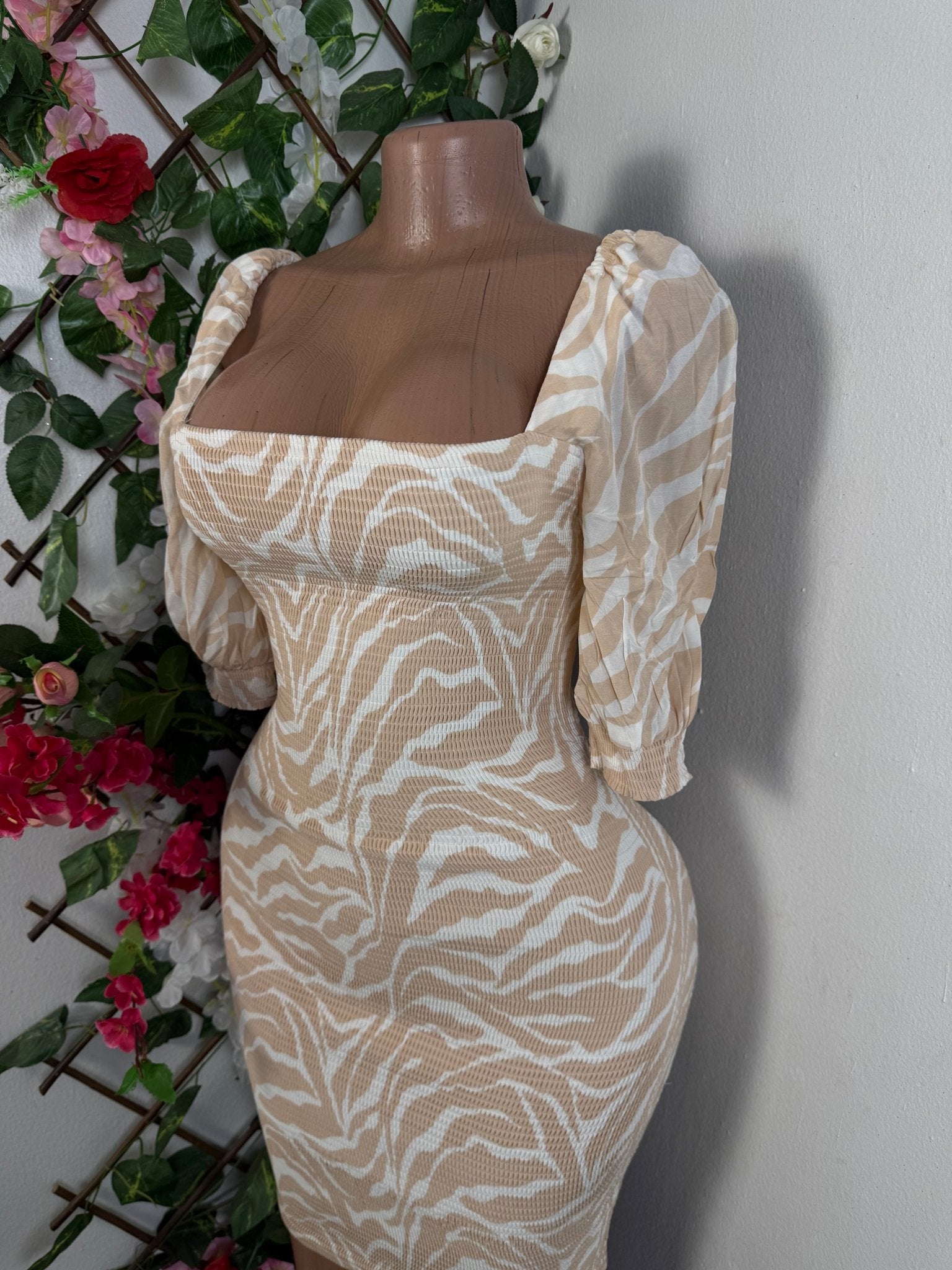 Robe moulante courte manche bouffante  - Perluna Store - kinshasa