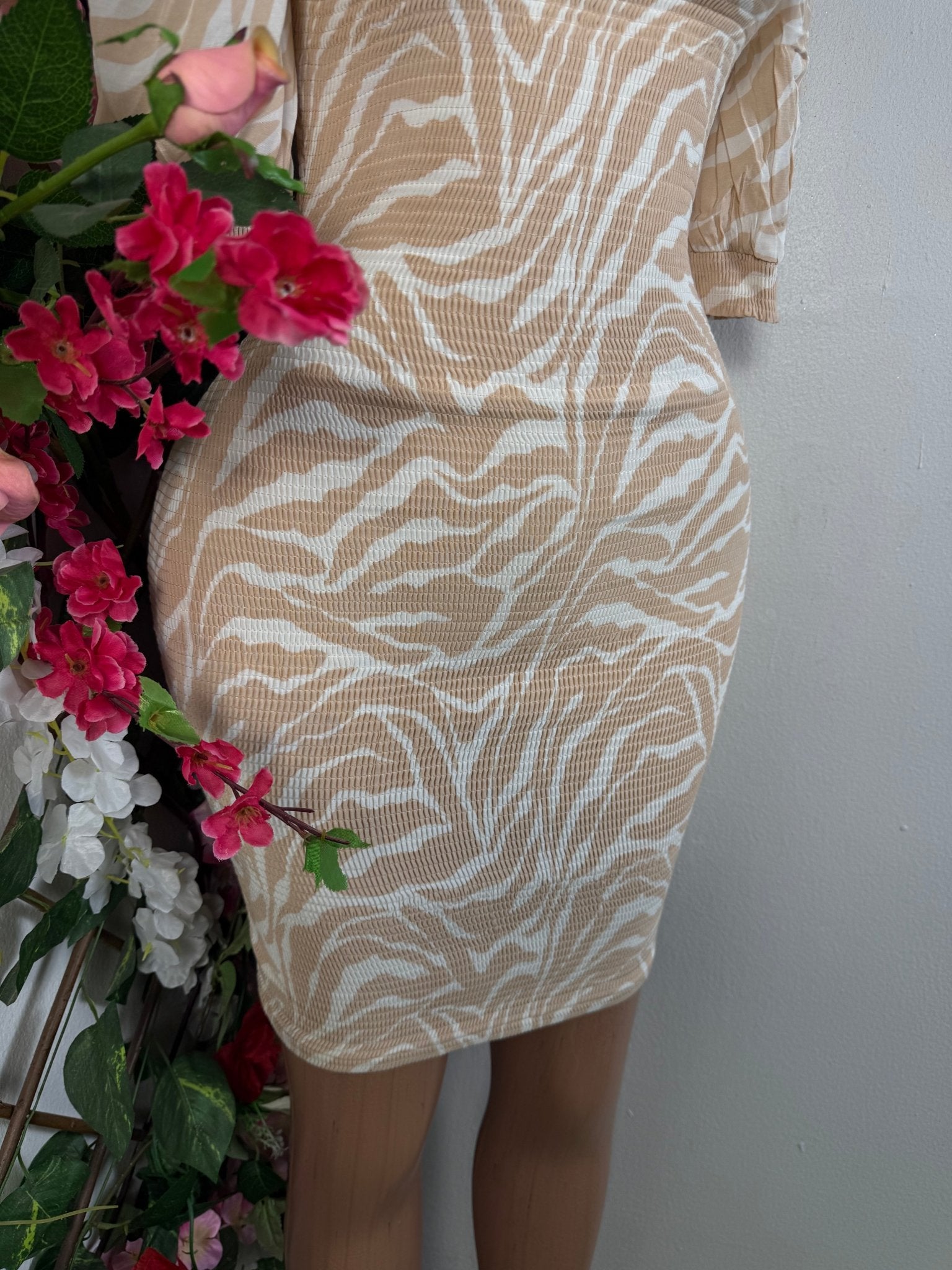 Robe moulante courte manche bouffante  - Perluna Store - kinshasa