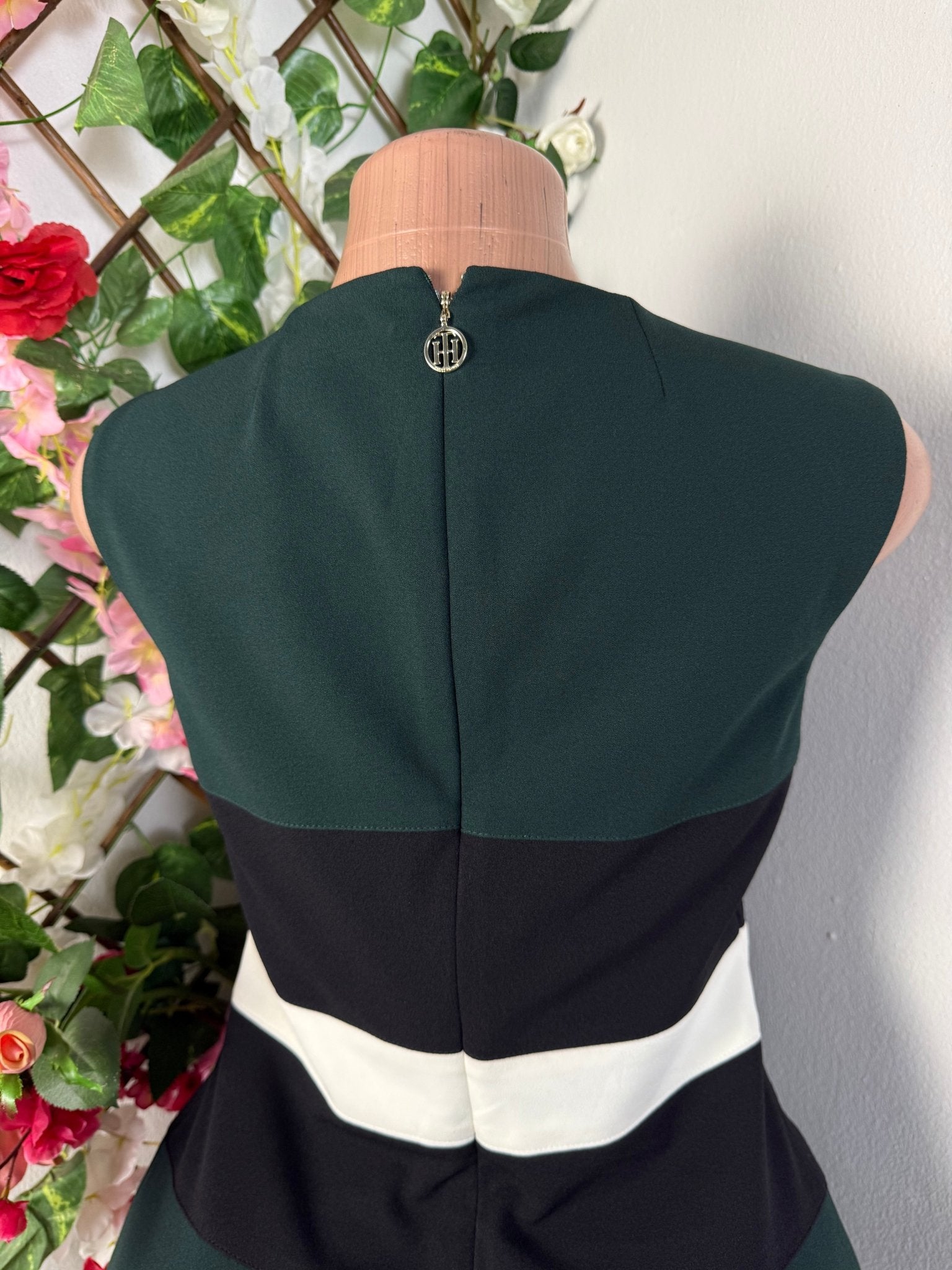 Robe moulante courte sans manche - Perluna Store - kinshasa