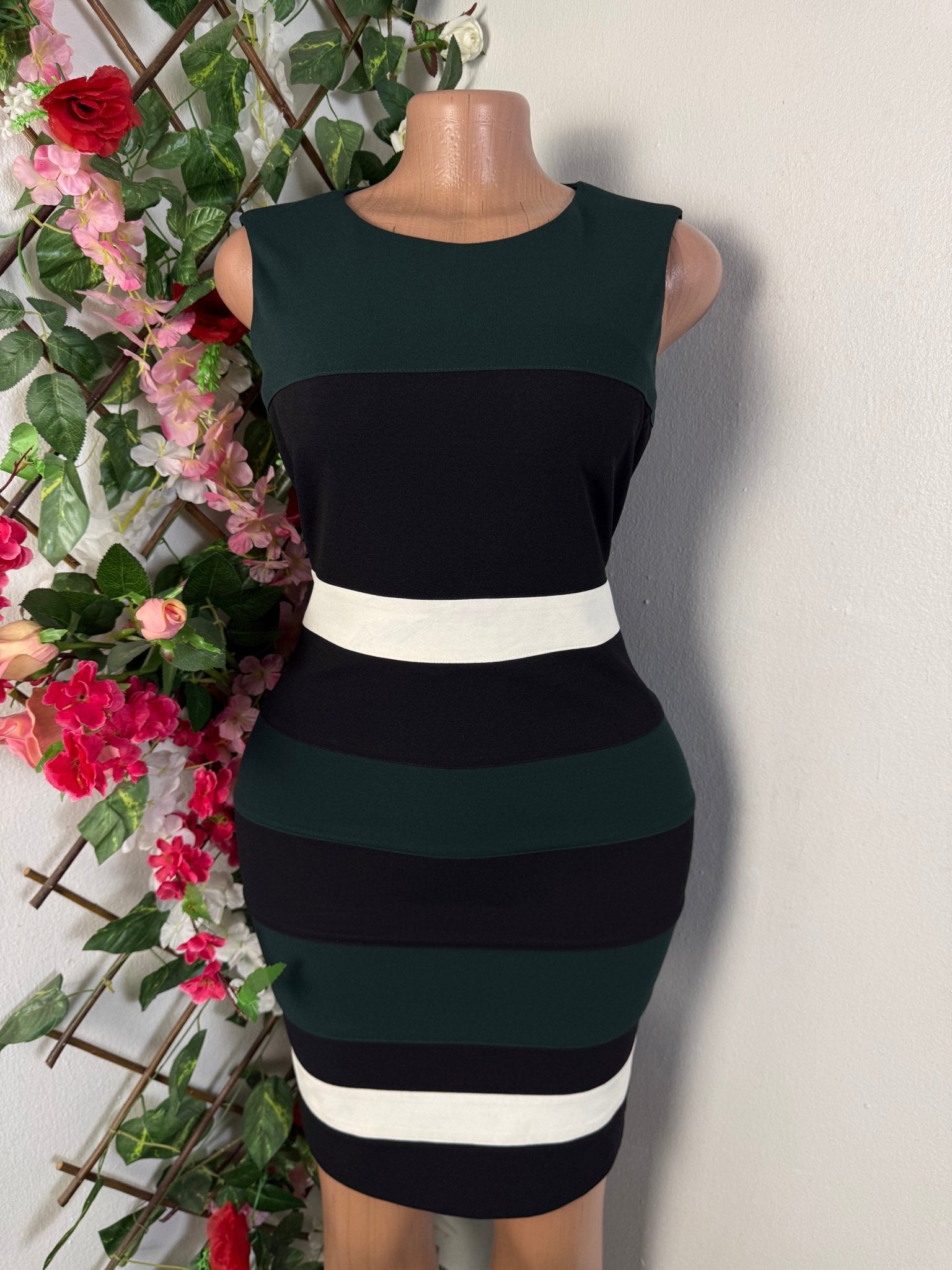 Robe moulante courte sans manche - Perluna Store - kinshasa