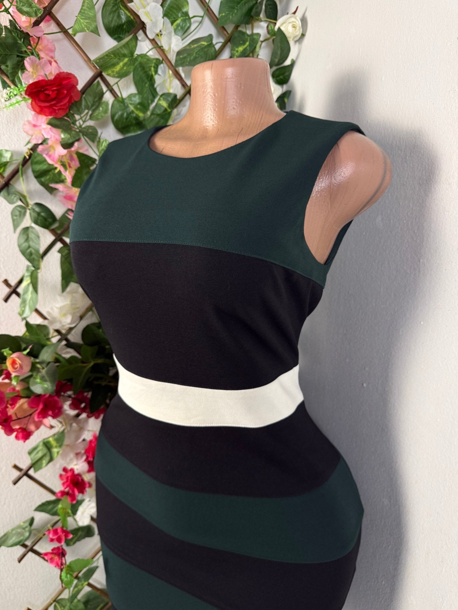 Robe moulante courte sans manche - Perluna Store - kinshasa