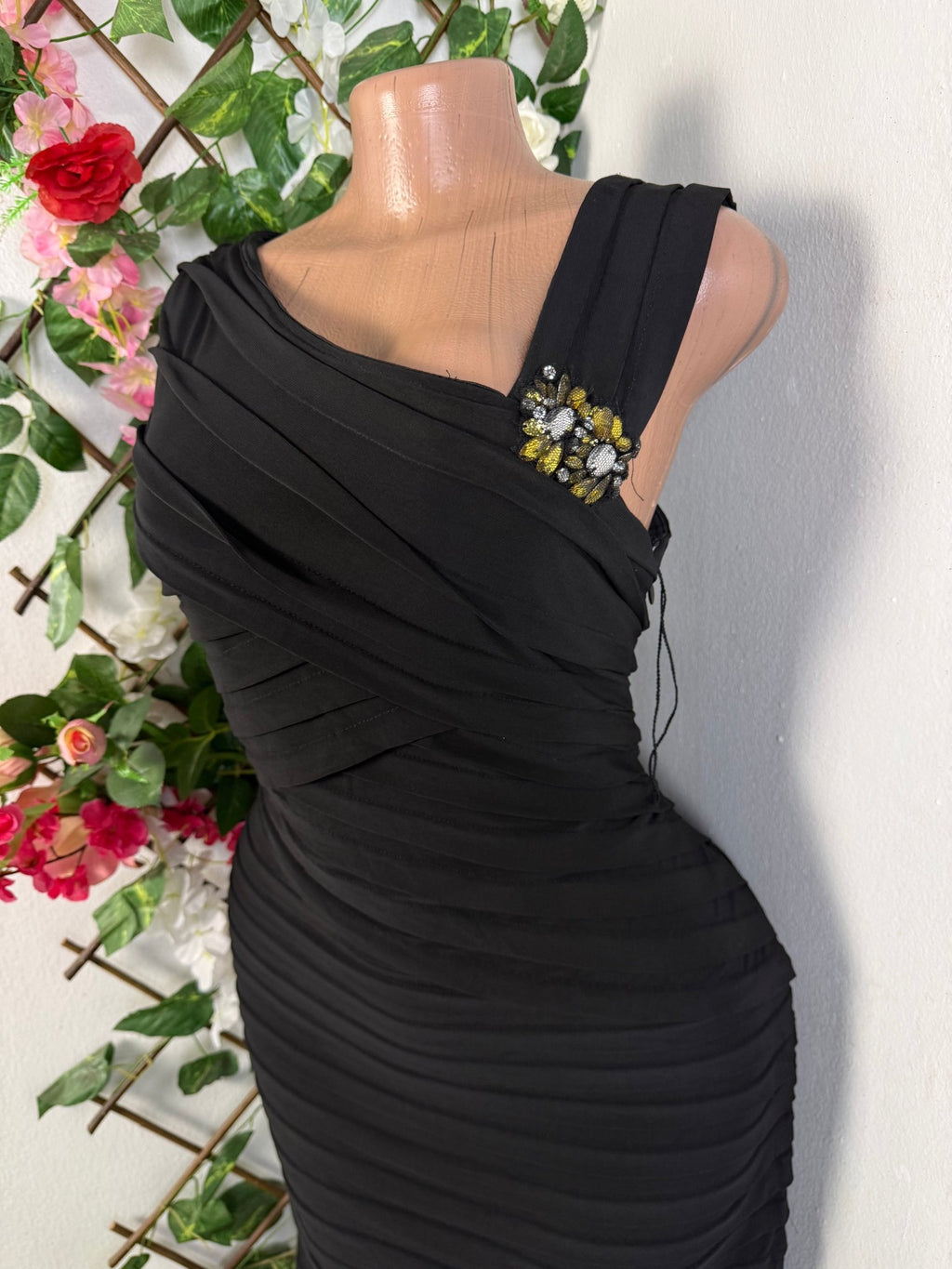 Robe moulante décollectée à fine bretelle - Perluna Store - kinshasa