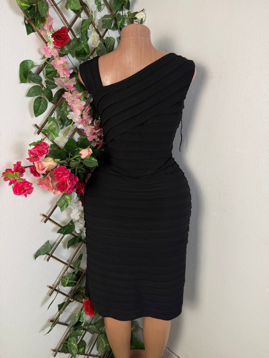 Robe moulante décollectée à fine bretelle - Perluna Store - kinshasa