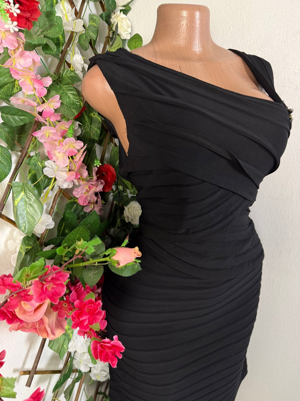 Robe moulante décollectée à fine bretelle - Perluna Store - kinshasa