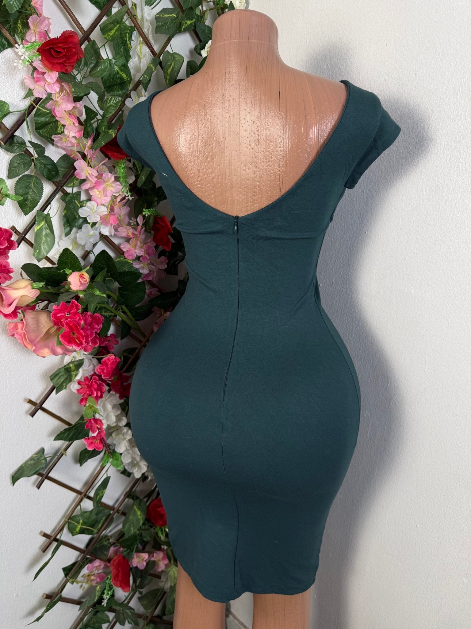 Robe moulante décolleté haltère - Perluna Store - kinshasa