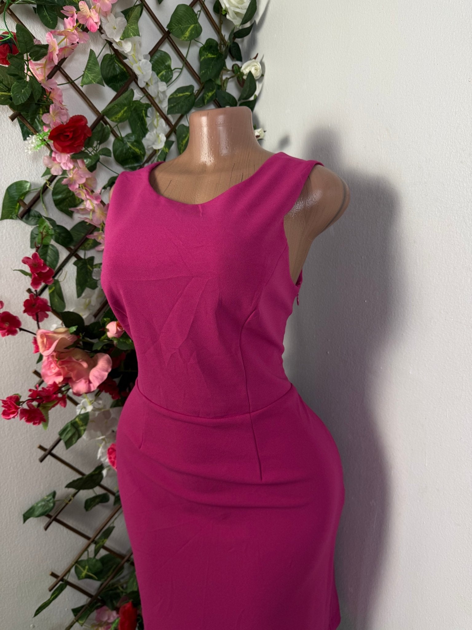 Robe moulante dos croisée sans manche - Perluna Store - kinshasa