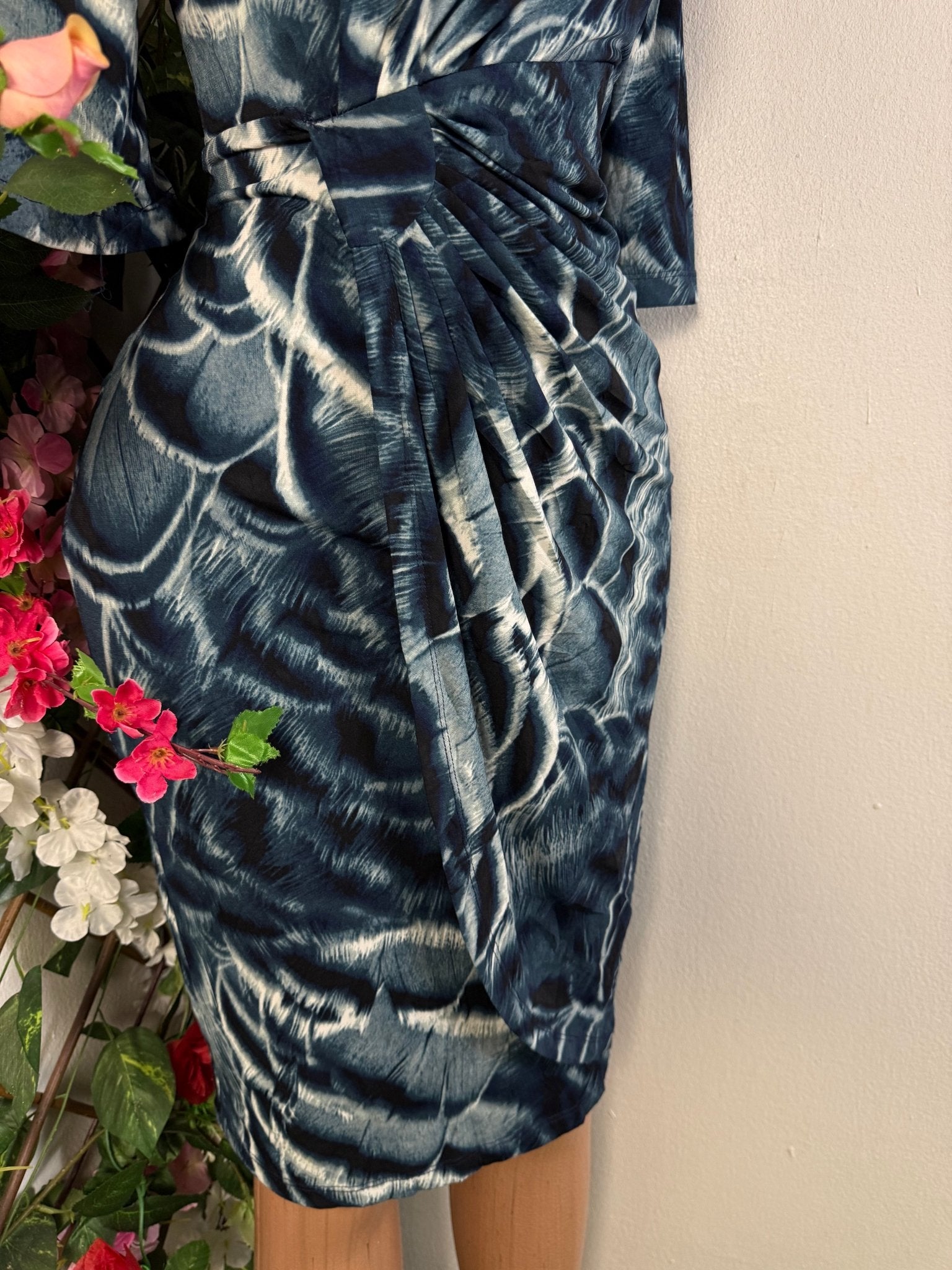 Robe moulante drapé manche courte - Perluna Store - kinshasa