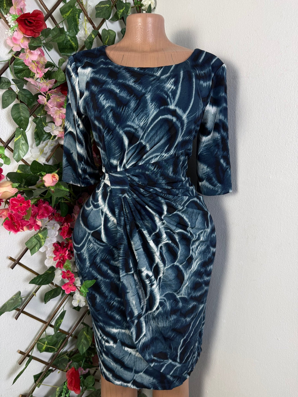 Robe moulante drapé manche courte - Perluna Store - kinshasa