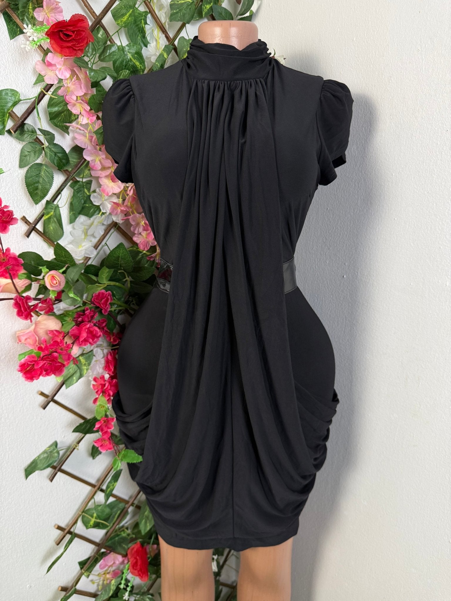 Robe moulante drapée colle montant - Perluna Store - kinshasa