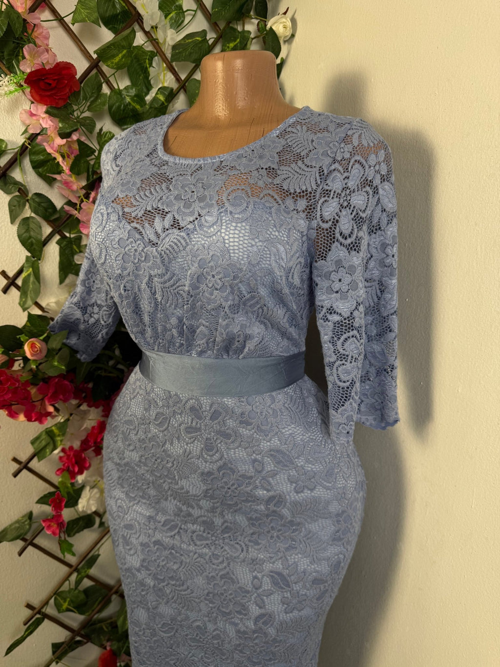 Robe moulante en dentelle courte manche - Perluna Store - kinshasa