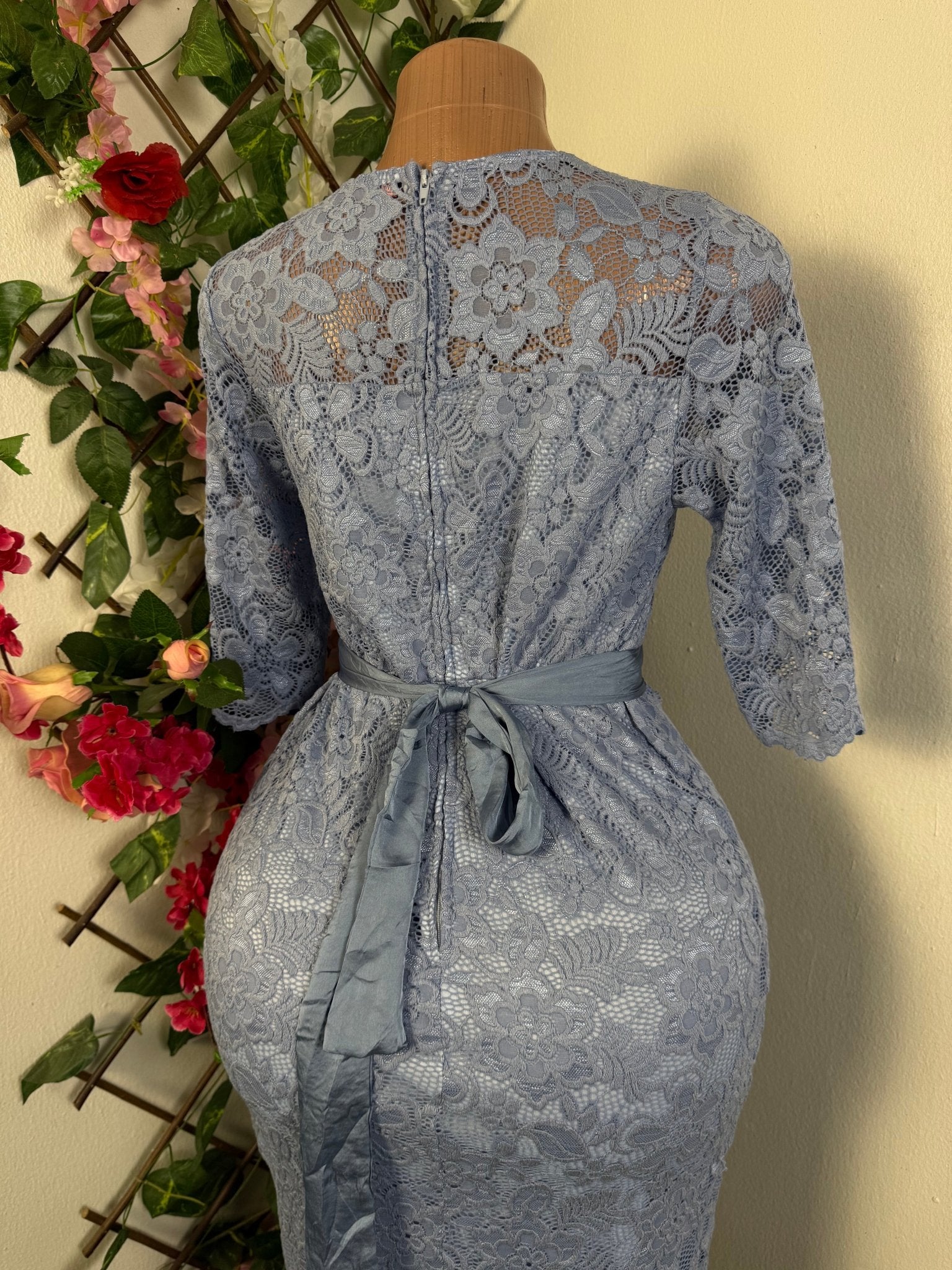 Robe moulante en dentelle courte manche - Perluna Store - kinshasa