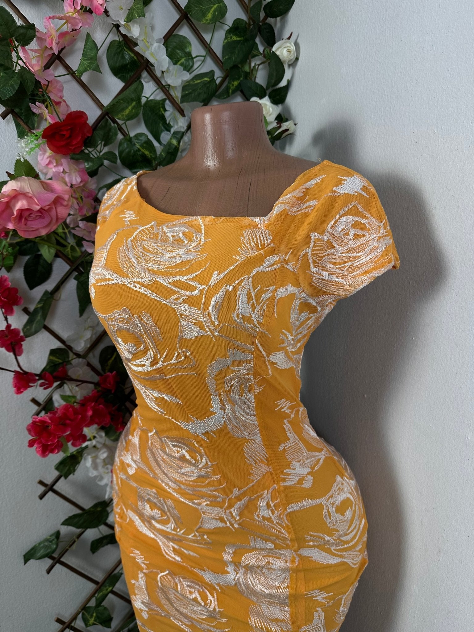 Robe moulante en voile brodé de fleure avec doublure manche mi courte - Perluna Store - kinshasa