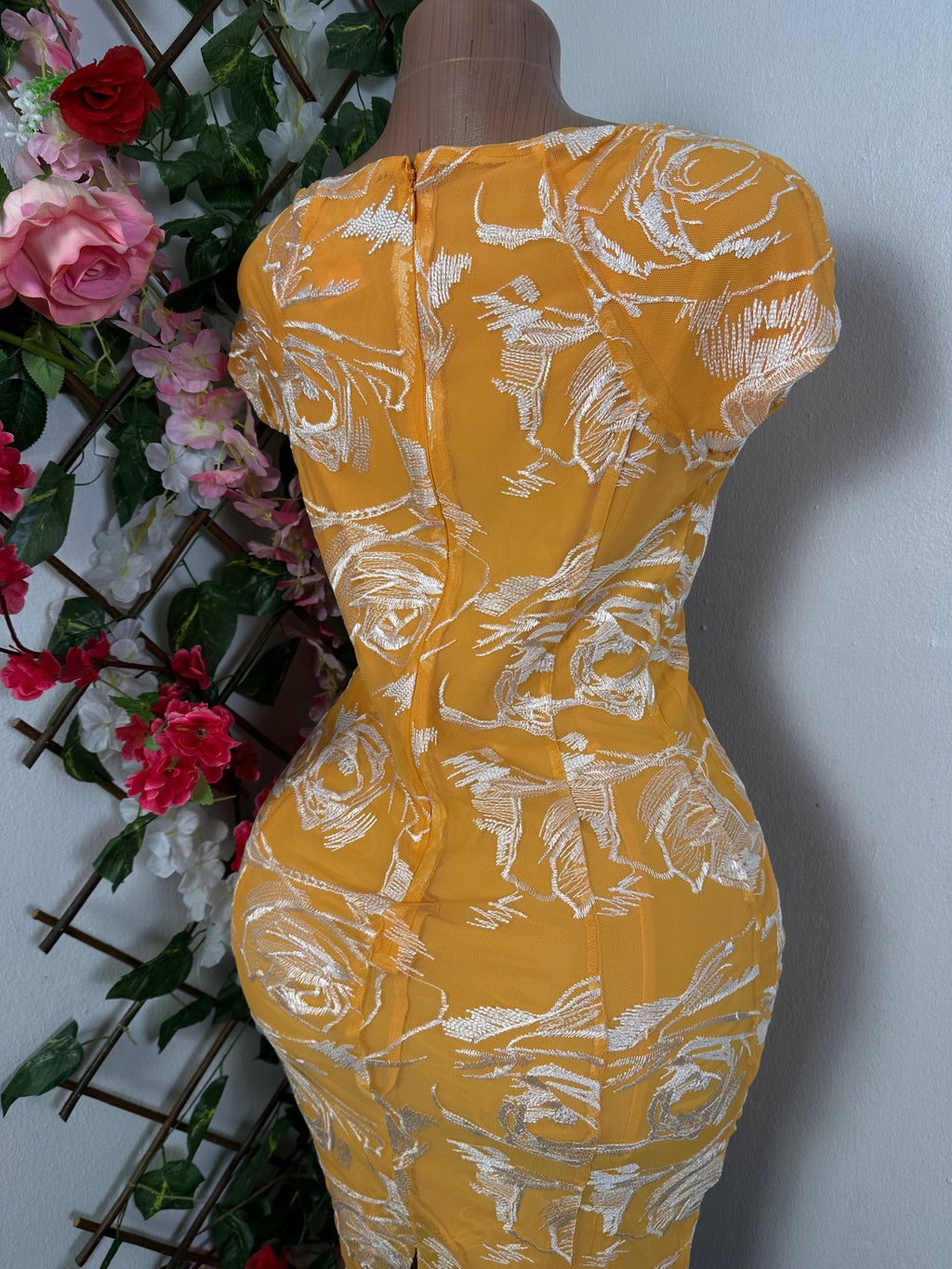 Robe moulante en voile brodé de fleure avec doublure manche mi courte - Perluna Store - kinshasa