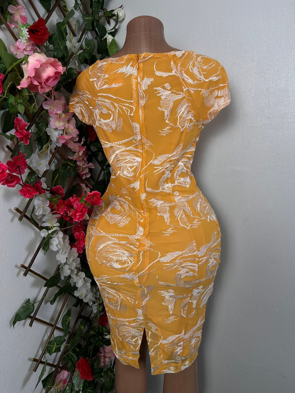 Robe moulante en voile brodé de fleure avec doublure manche mi courte - Perluna Store - kinshasa