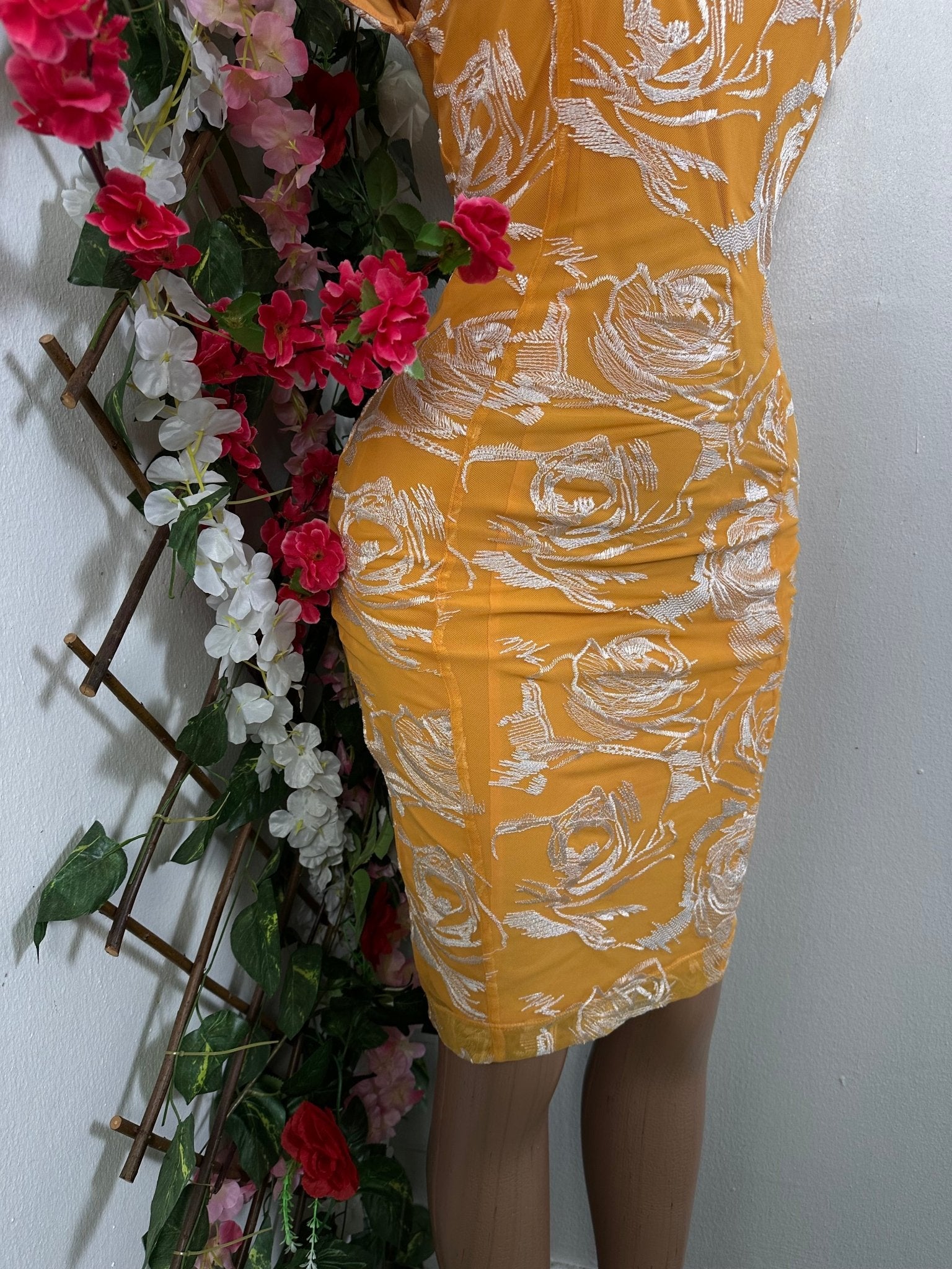 Robe moulante en voile brodé de fleure avec doublure manche mi courte - Perluna Store - kinshasa