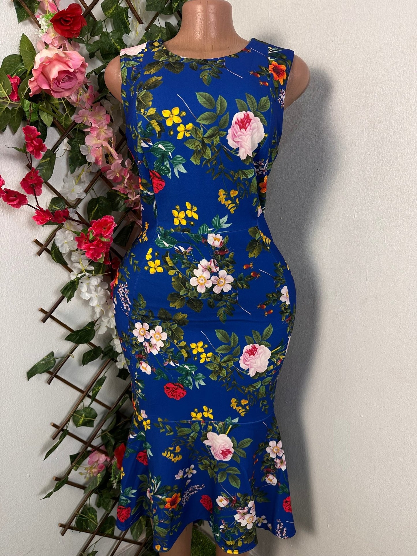 Robe moulante fleurie à ourlet sans manche avec colle rond - Perluna Store - kinshasa