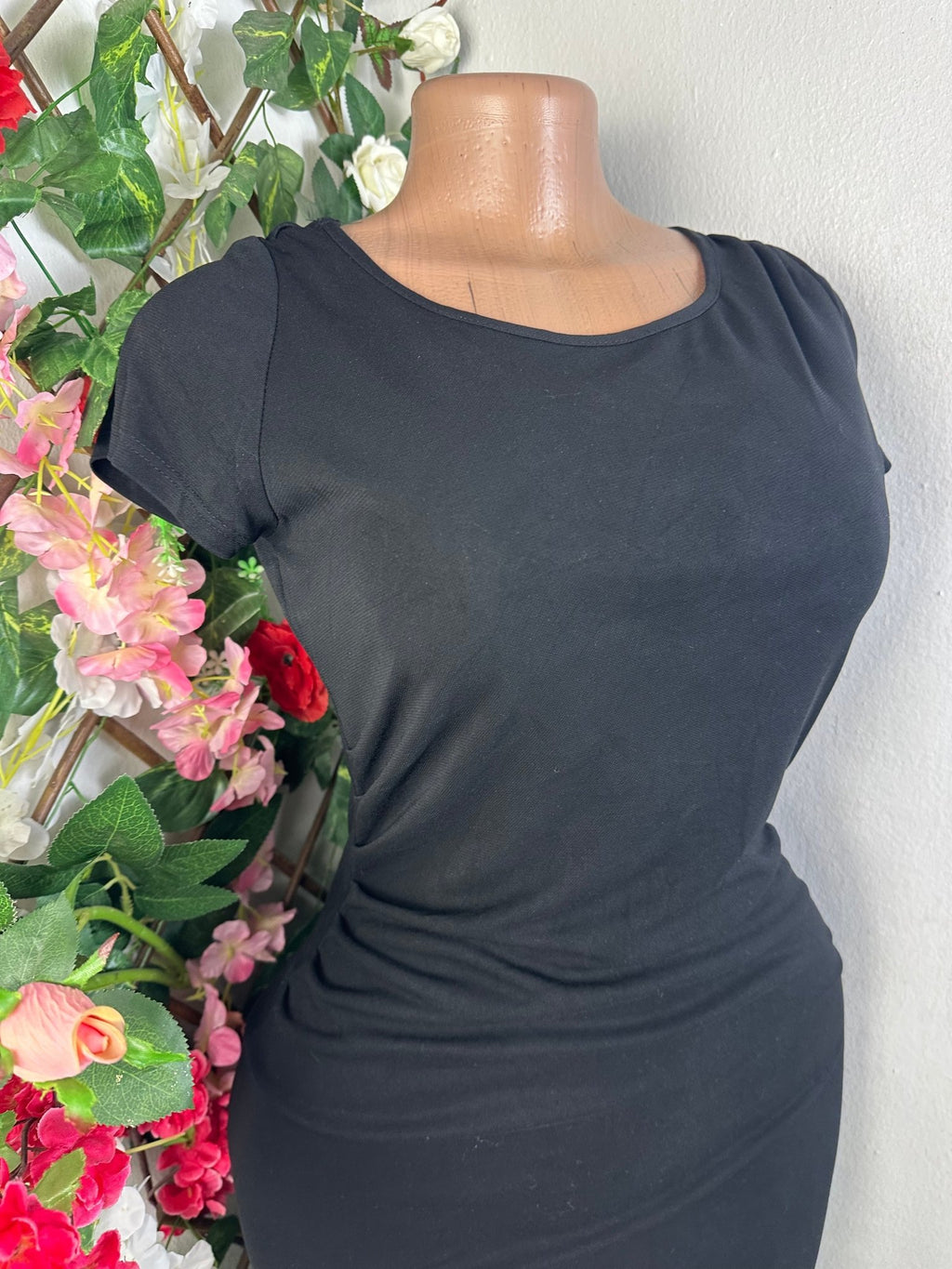 Robe moulante longue manches courtes col V - Perluna Store - kinshasa