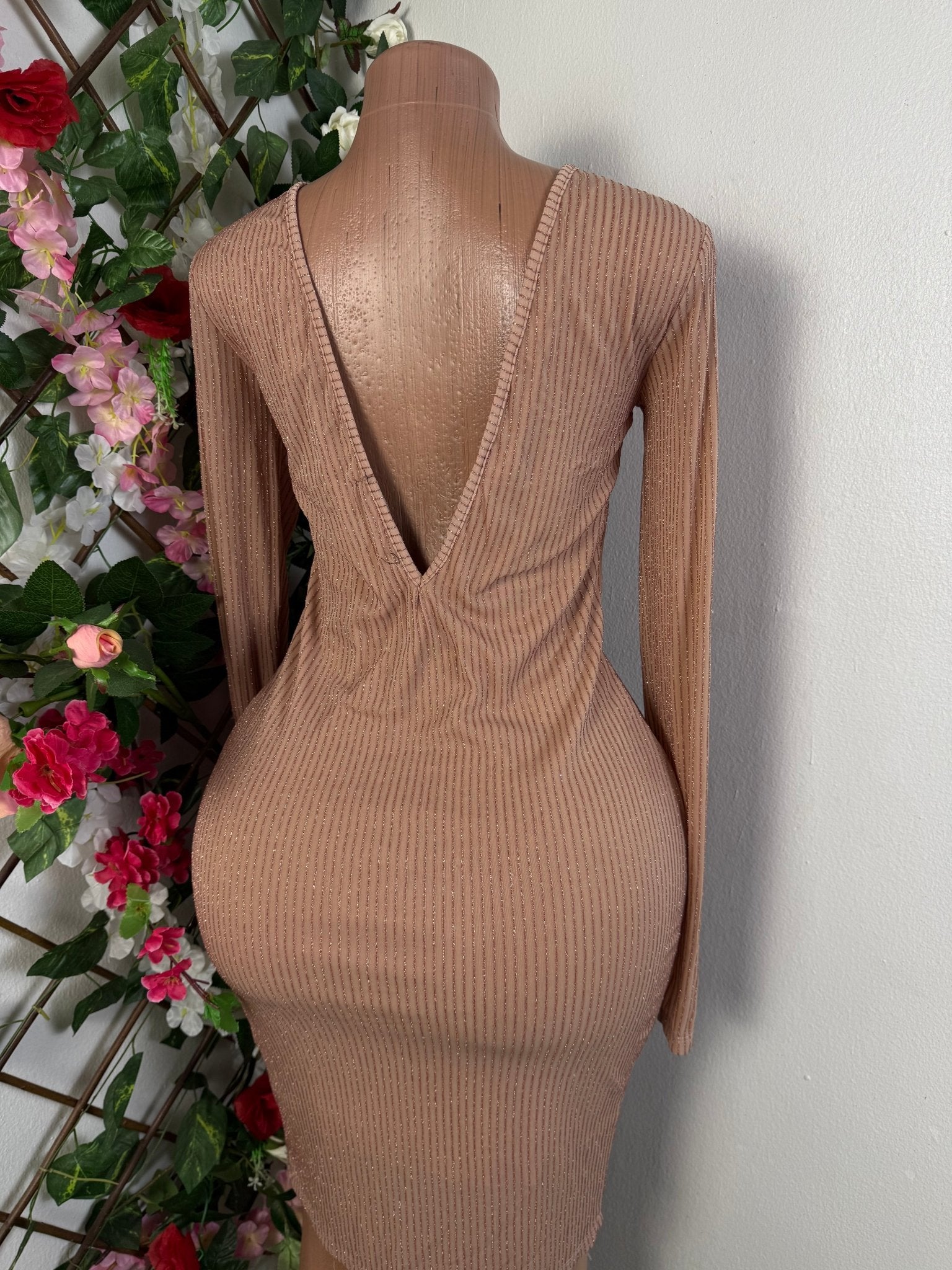 Robe moulante manche longue dos en V - Perluna Store - kinshasa