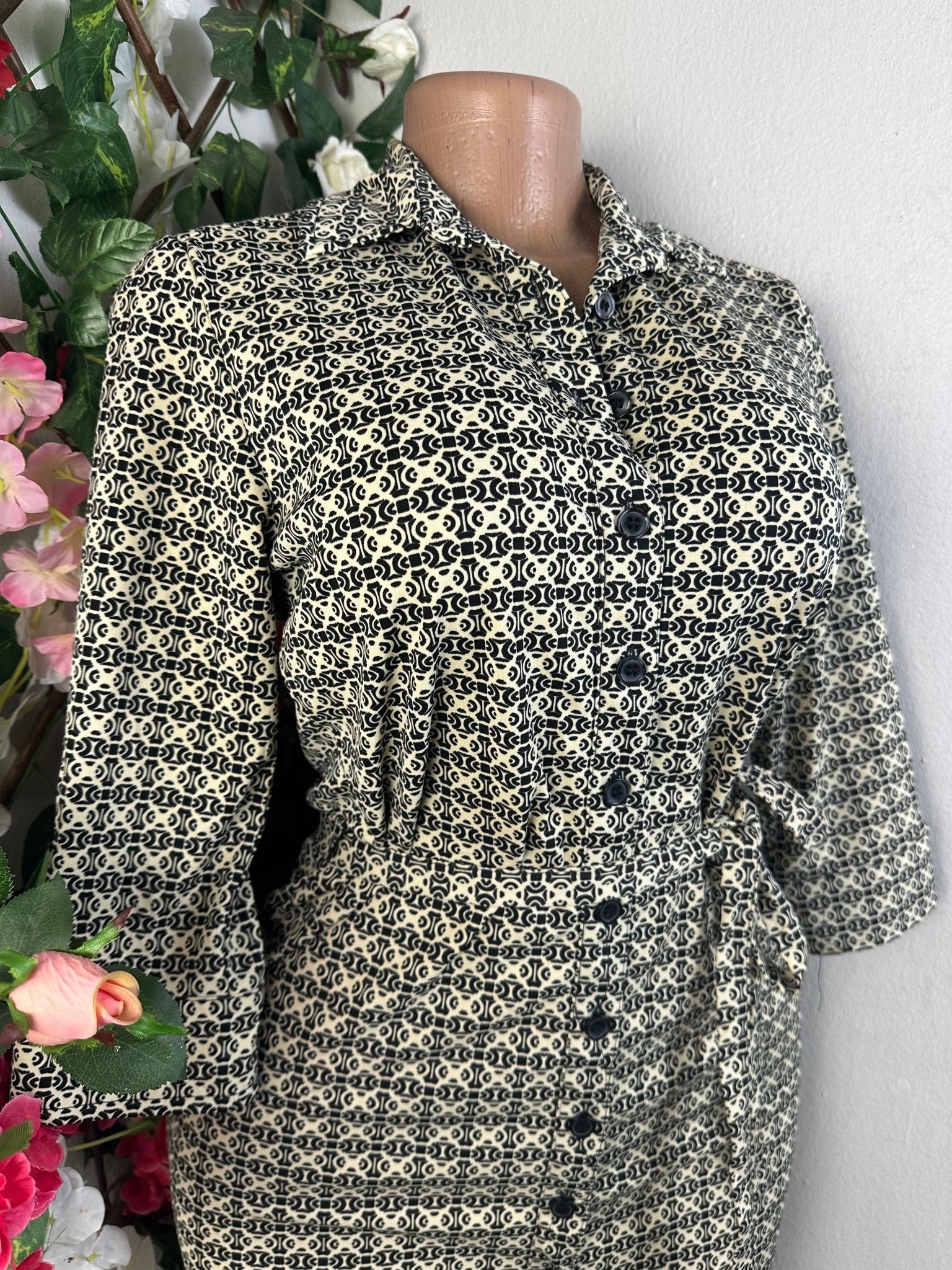 Robe moulante manches 3/4 à col chemise - Perluna Store - kinshasa