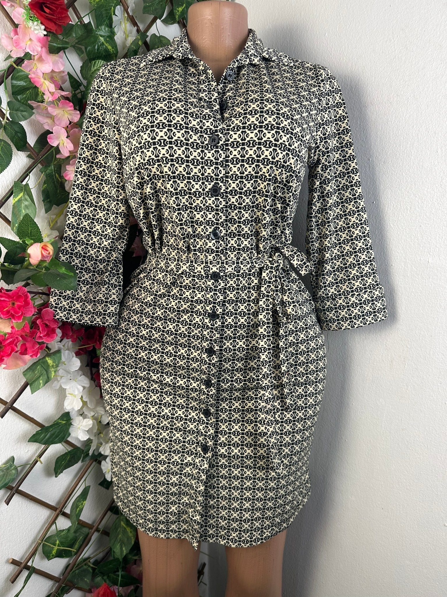 Robe moulante manches 3/4 à col chemise - Perluna Store - kinshasa