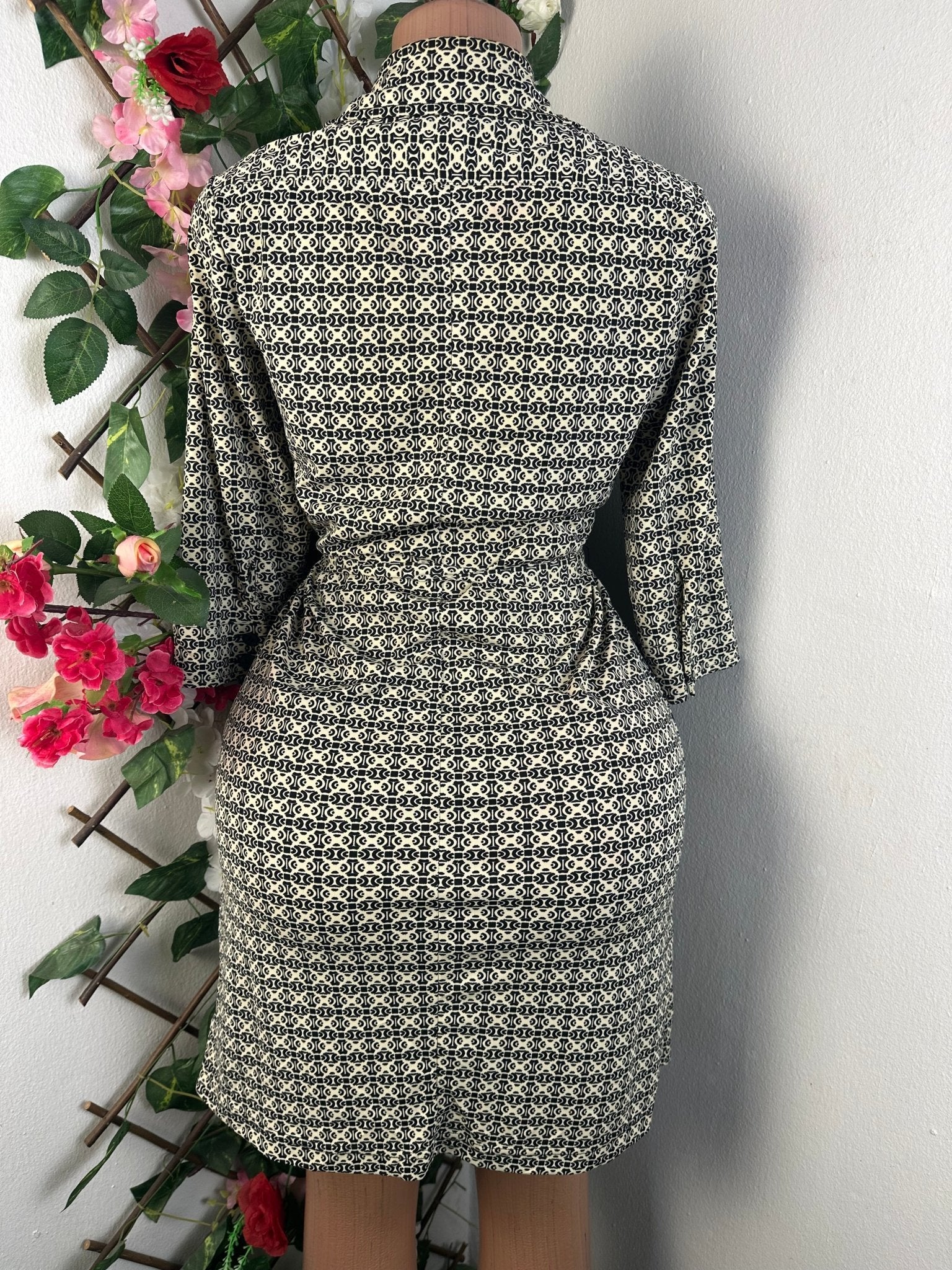 Robe moulante manches 3/4 à col chemise - Perluna Store - kinshasa