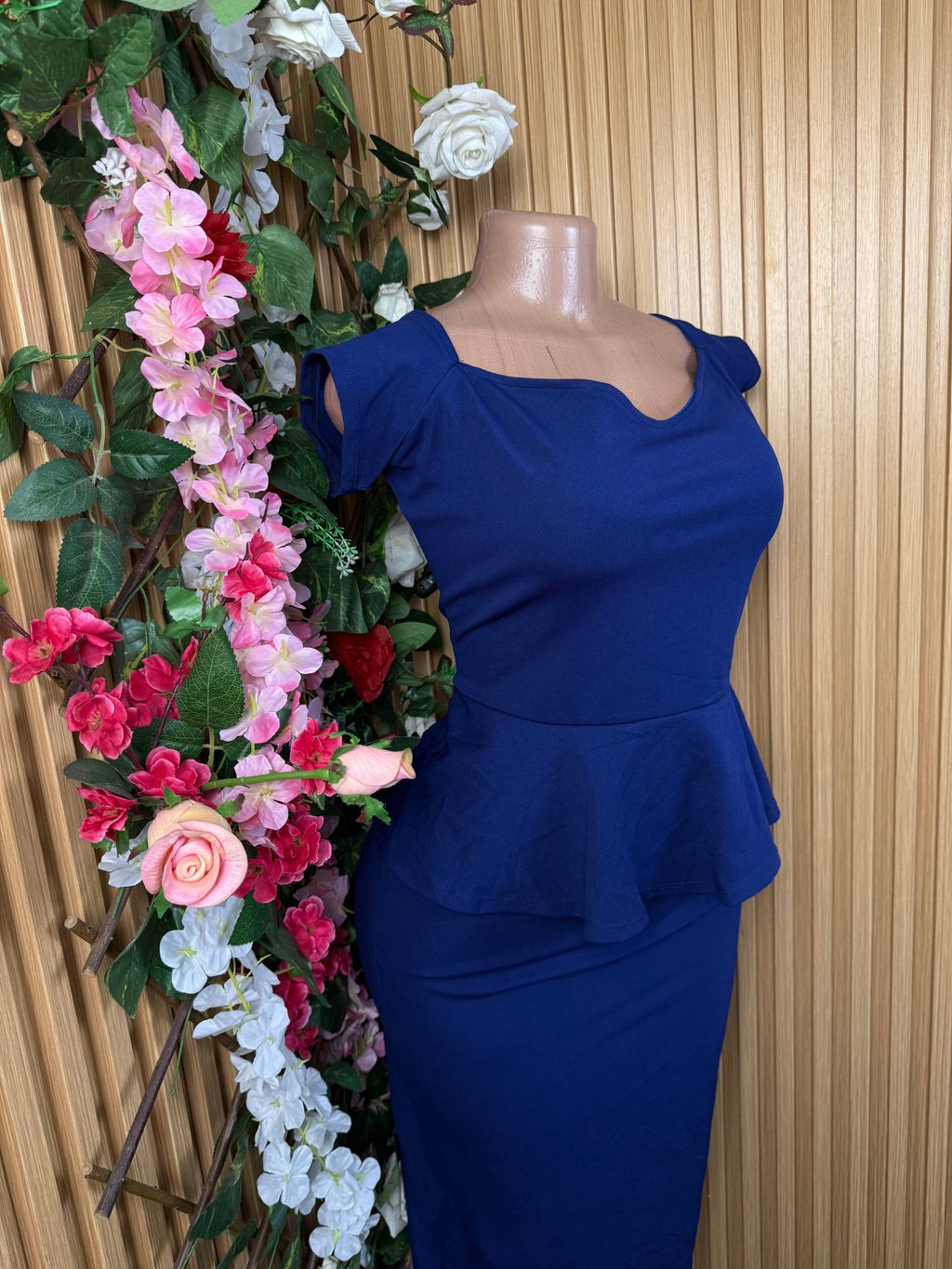 Robe moulante manches courtes décollectée - Perluna Store