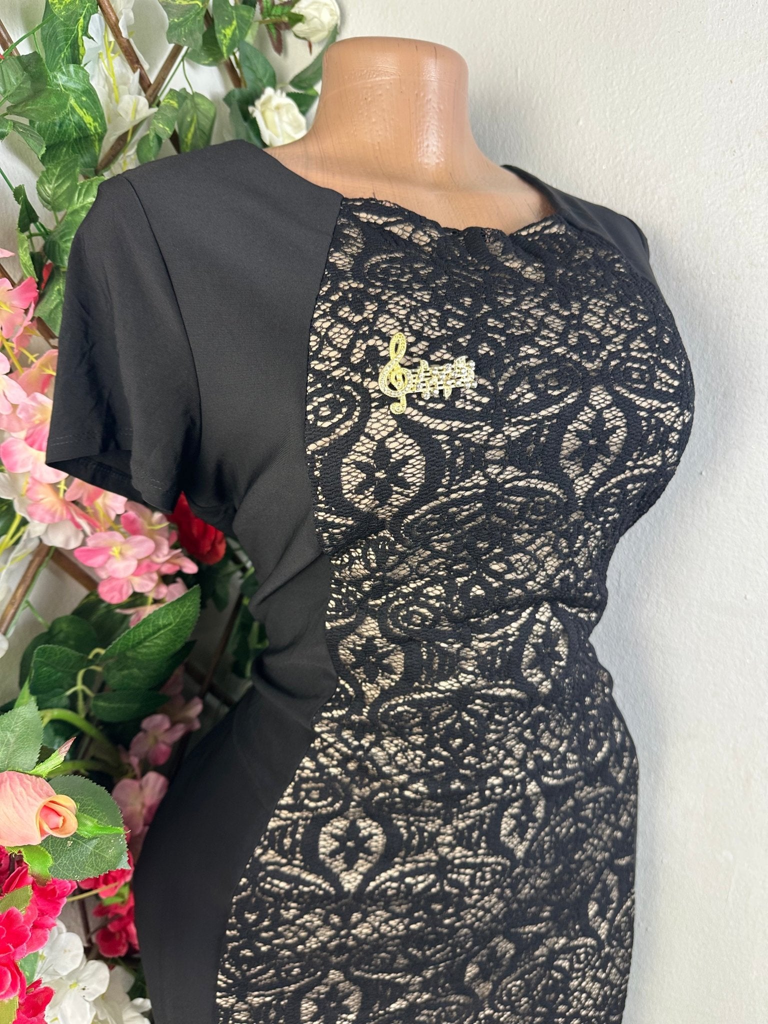 Robe moulante manches courtes décollectéé - Perluna Store - kinshasa