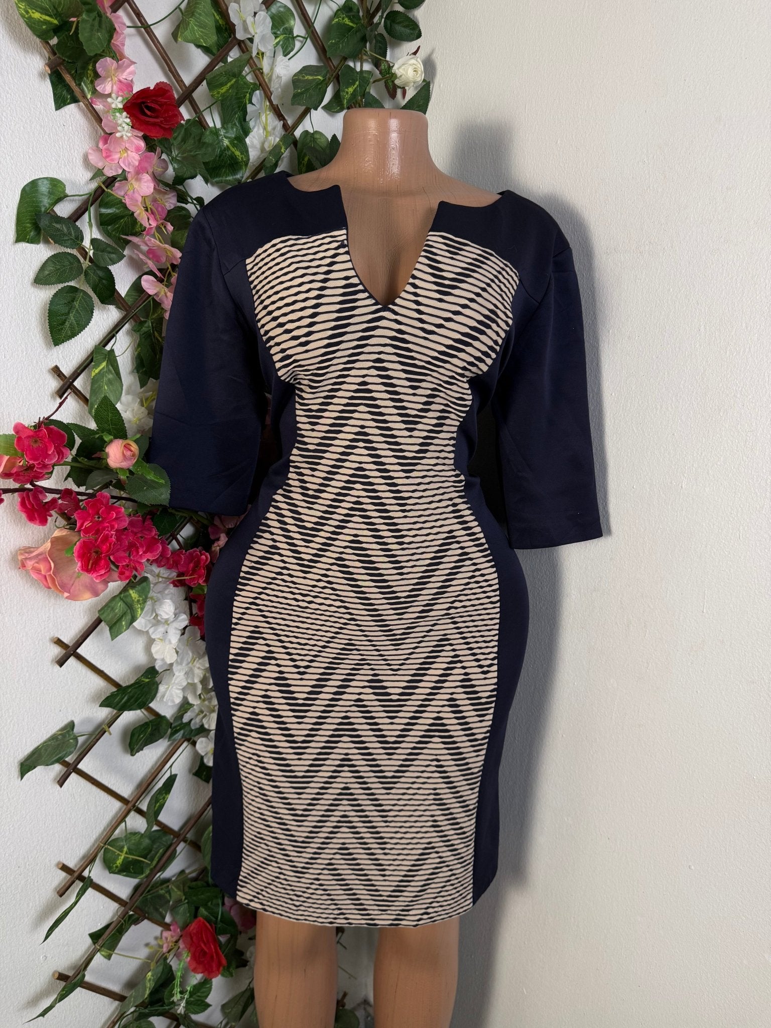 Robe moulante manches courtes décollectée - Perluna Store