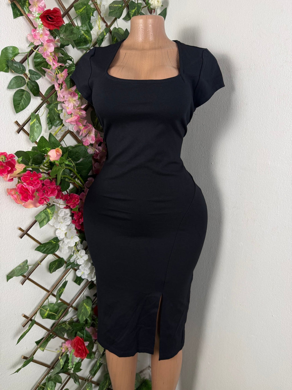 Robe moulante manches courtes décollectée - Perluna Store