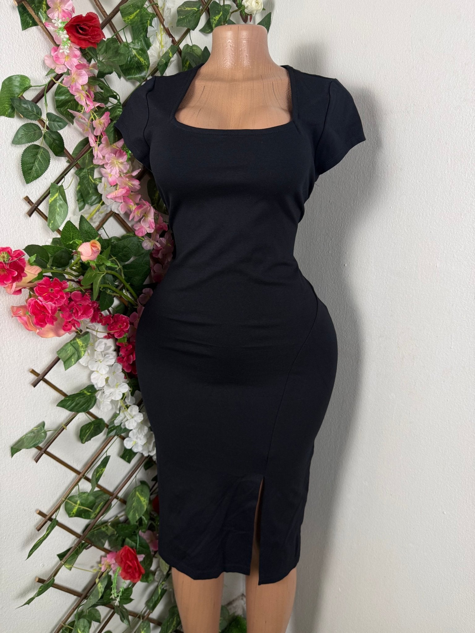 Robe moulante manches courtes décollectée - Perluna Store