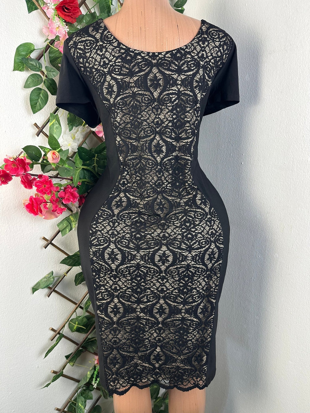 Robe moulante manches courtes décollectéé - Perluna Store - kinshasa