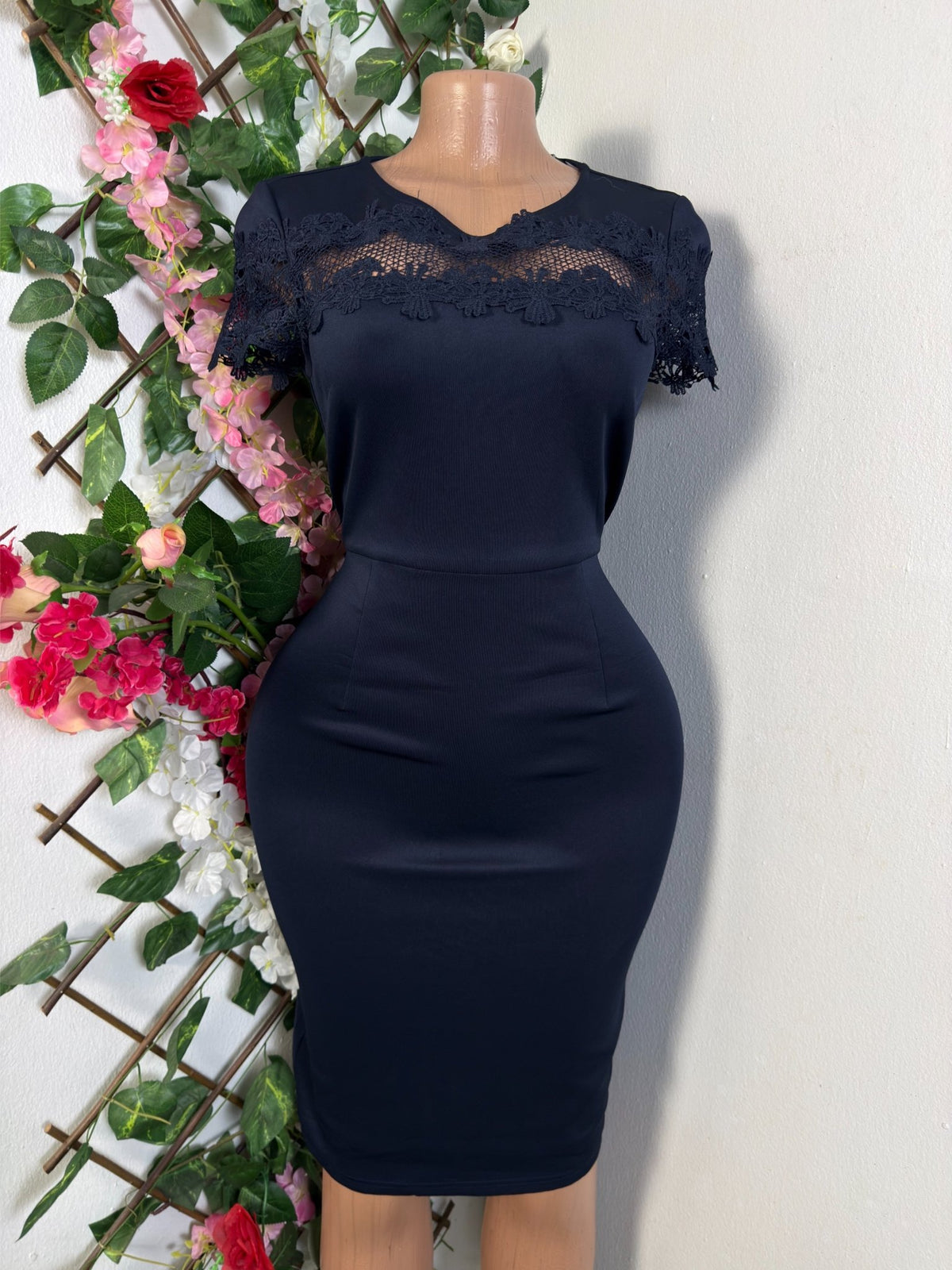 Robe moulante manches courtes décollecteé - Perluna Store - kinshasa