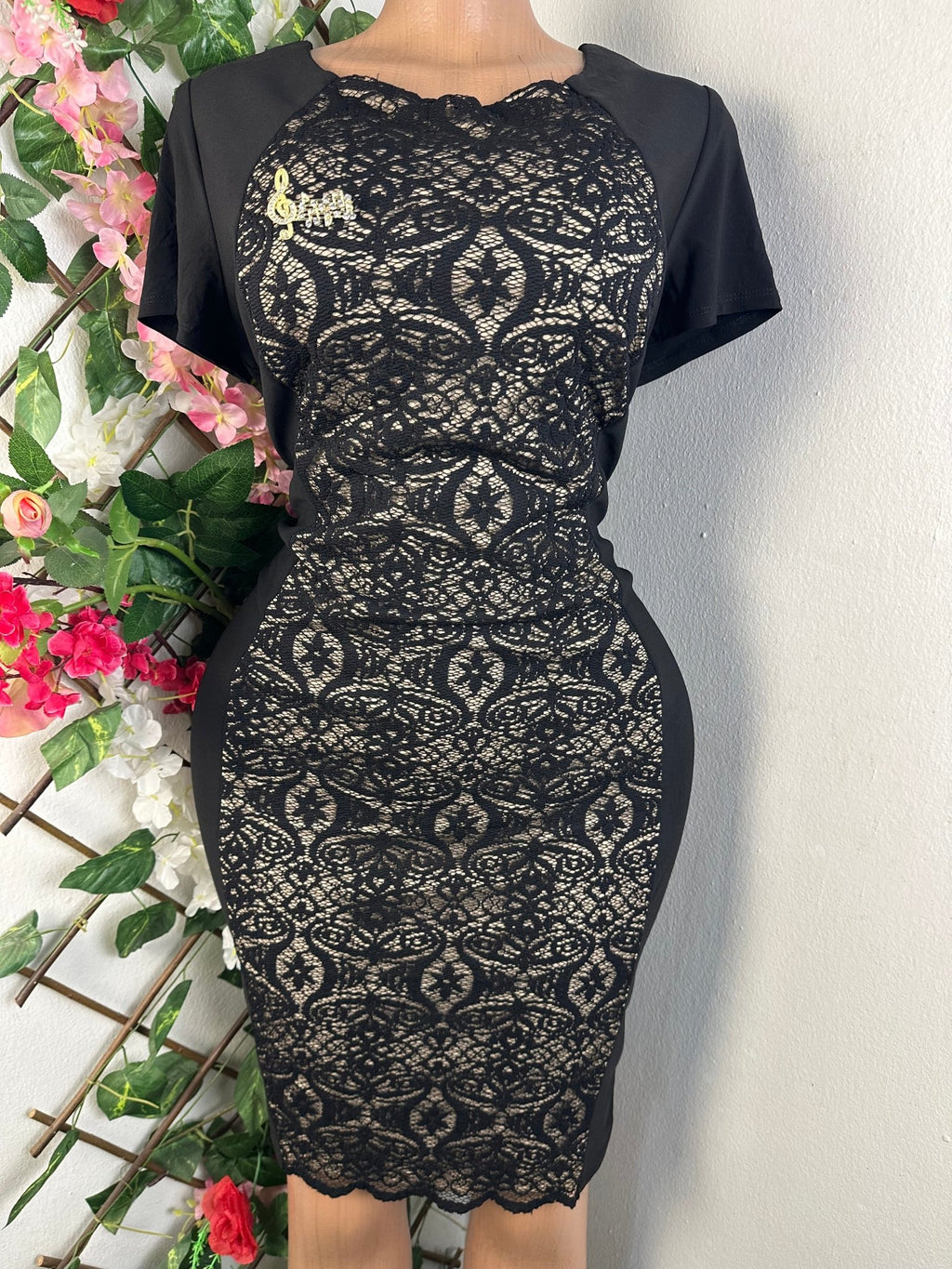 Robe moulante manches courtes décollectéé - Perluna Store - kinshasa