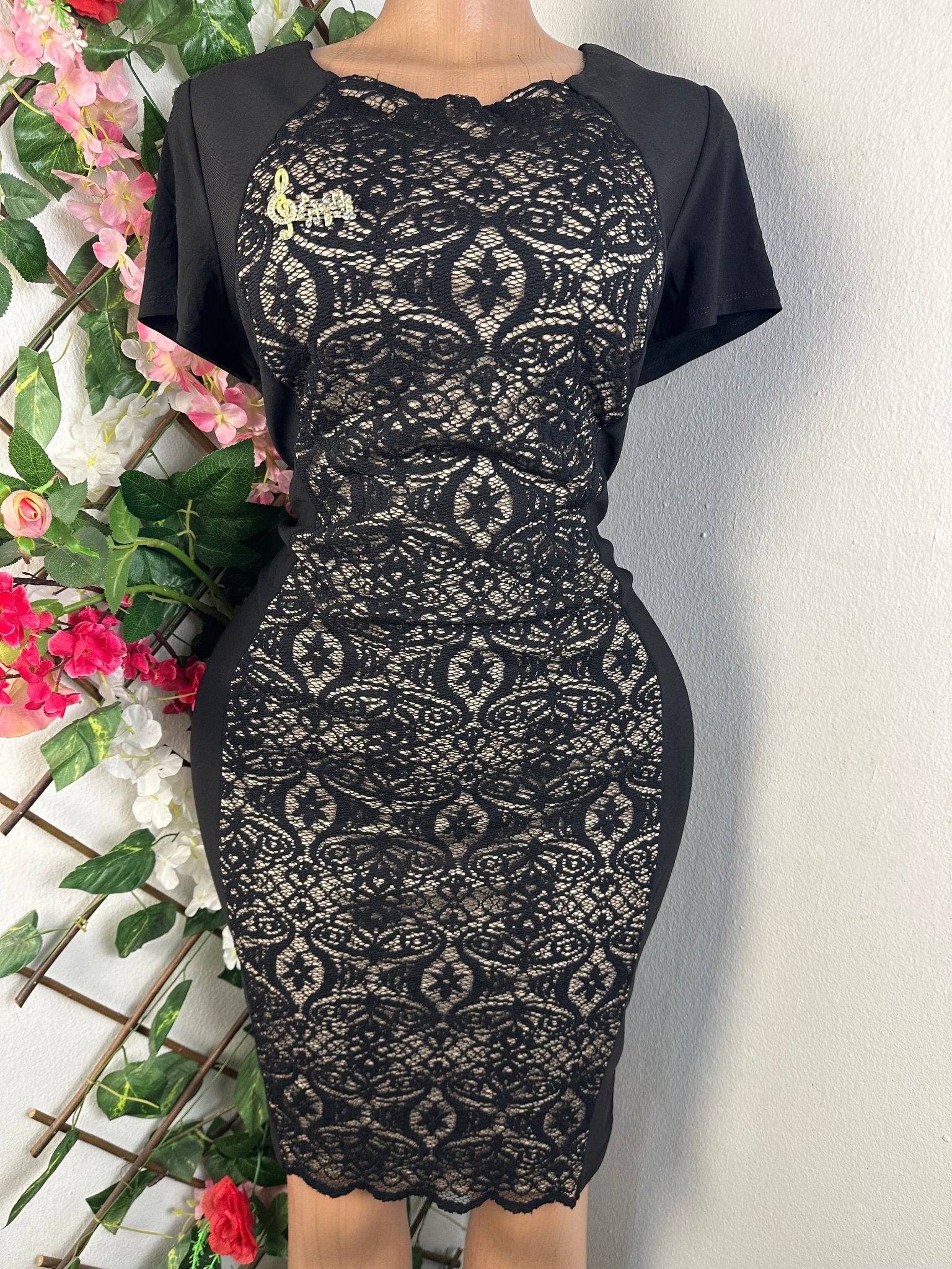 Robe moulante manches courtes décollectéé - Perluna Store - kinshasa