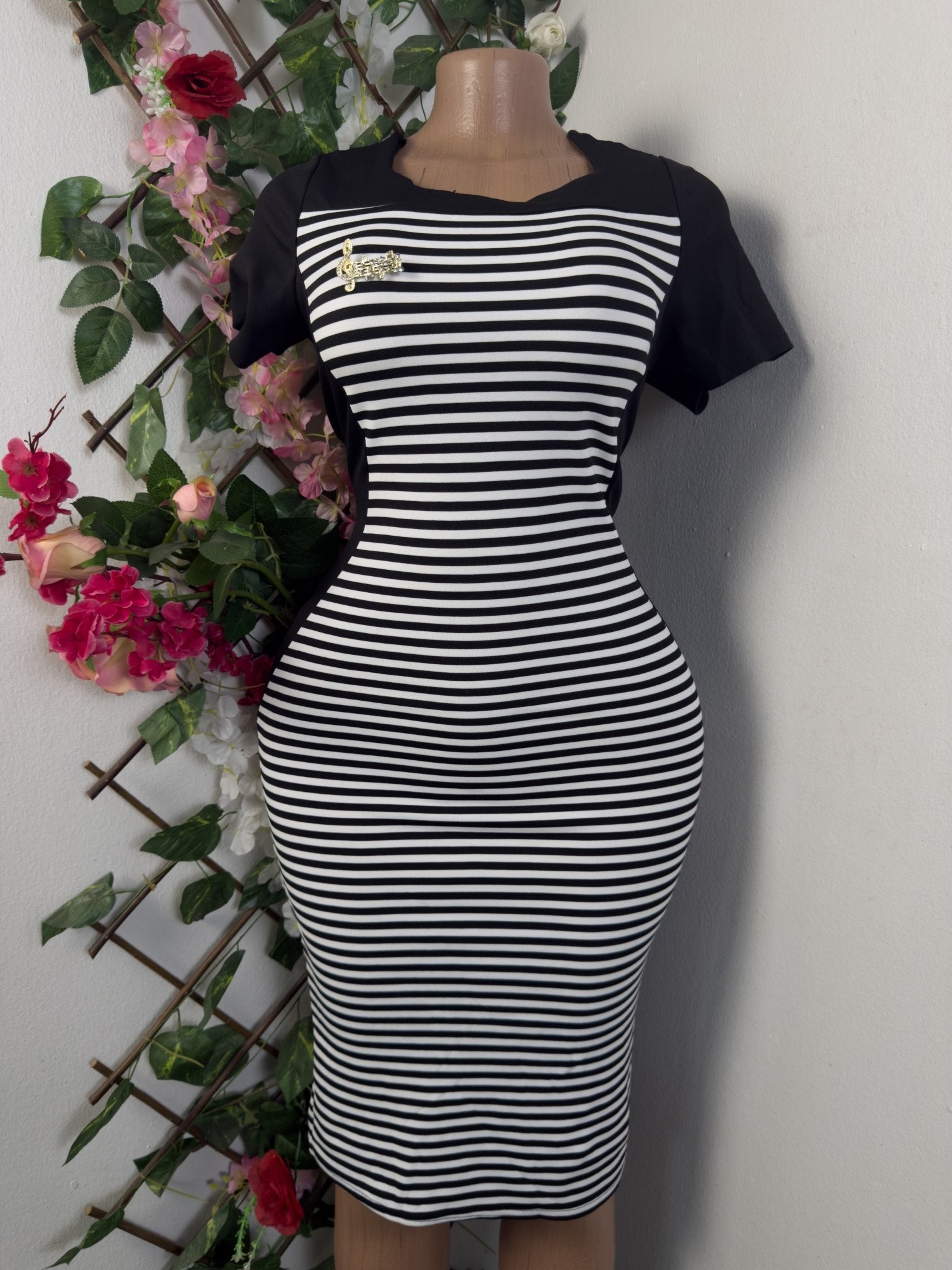 Robe moulante manches courtes drapée - Perluna Store