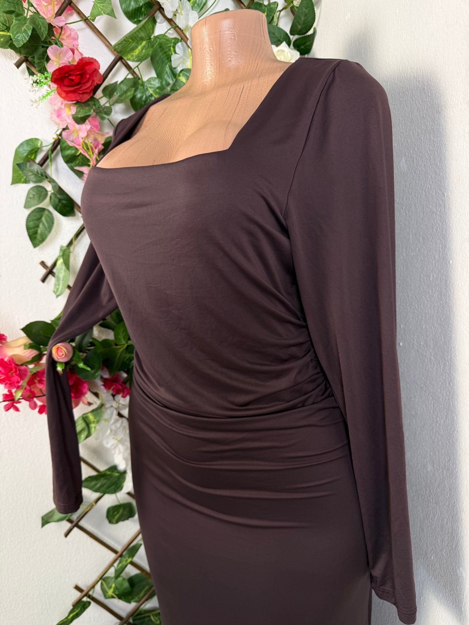 Robe moulante manches longue colle carré - Perluna Store - kinshasa