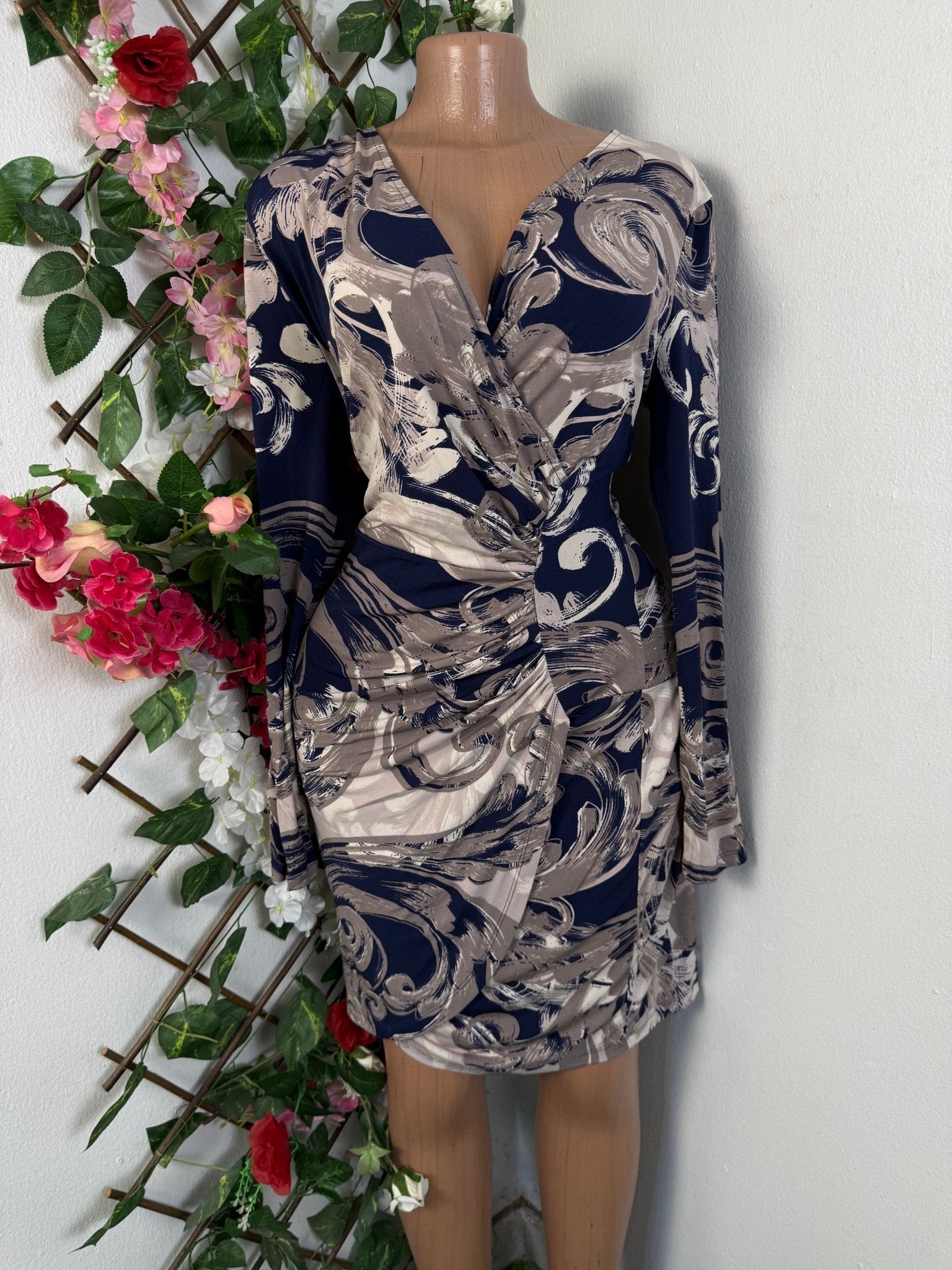 Robe moulante manches longue décolletée - Perluna Store - kinshasa