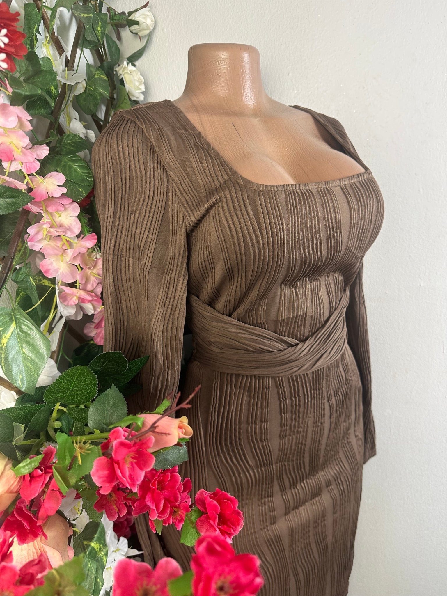 Robe moulante manches longues col carré - Perluna Store - kinshasa