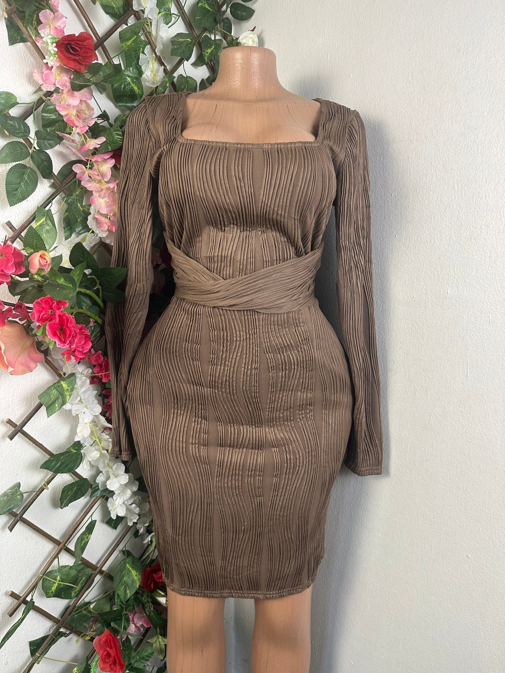 Robe moulante manches longues col carré - Perluna Store - kinshasa