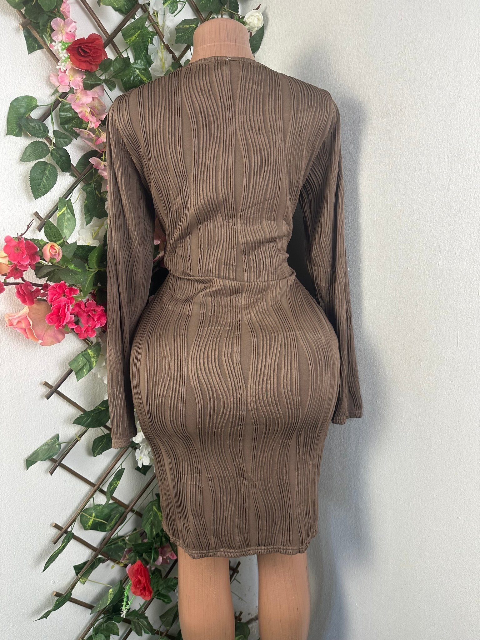 Robe moulante manches longues col carré - Perluna Store - kinshasa