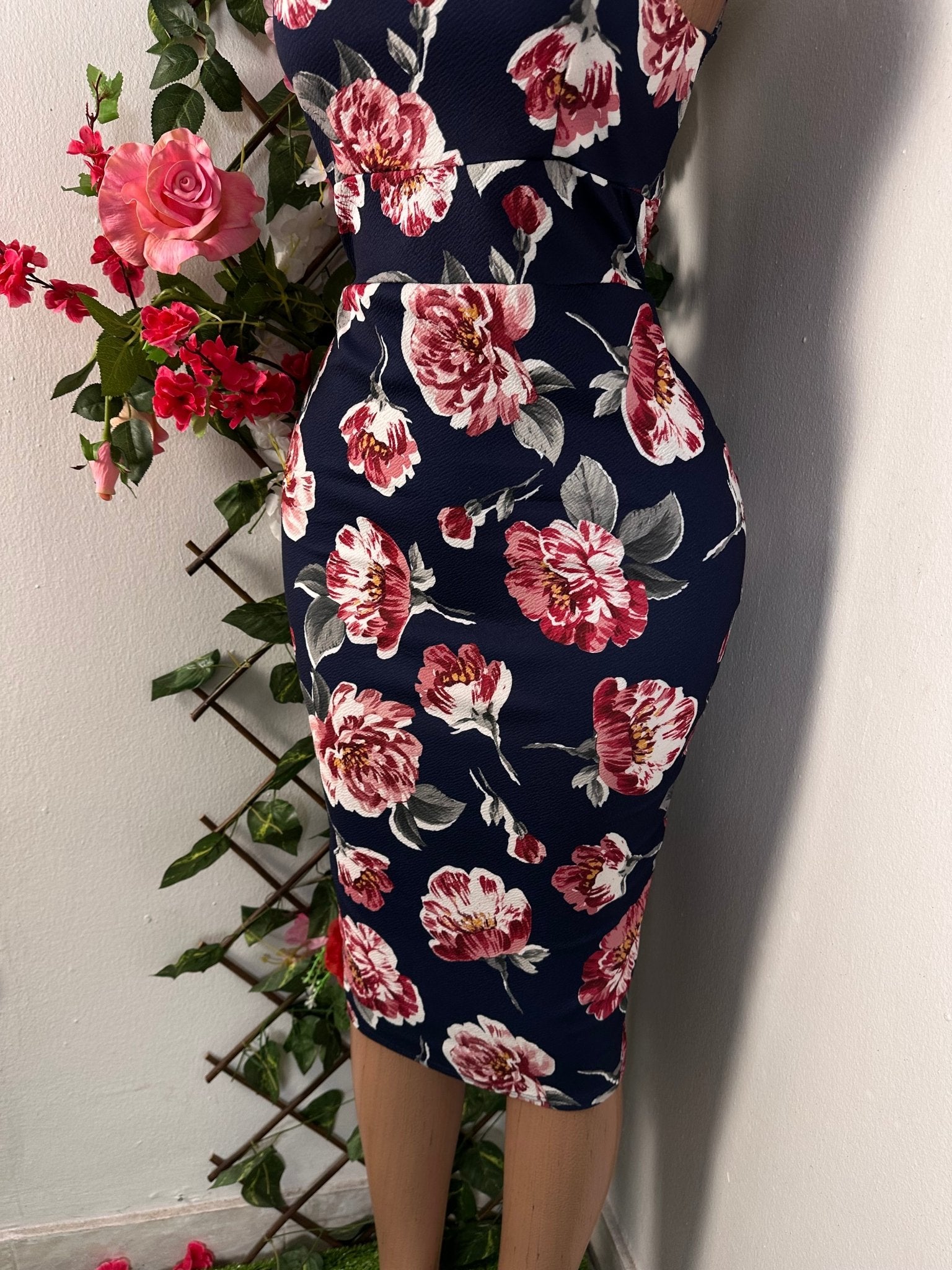 Robe moulante mi longue sans manche à colle carré et ouvert dans le dos - Perluna Store - kinshasa