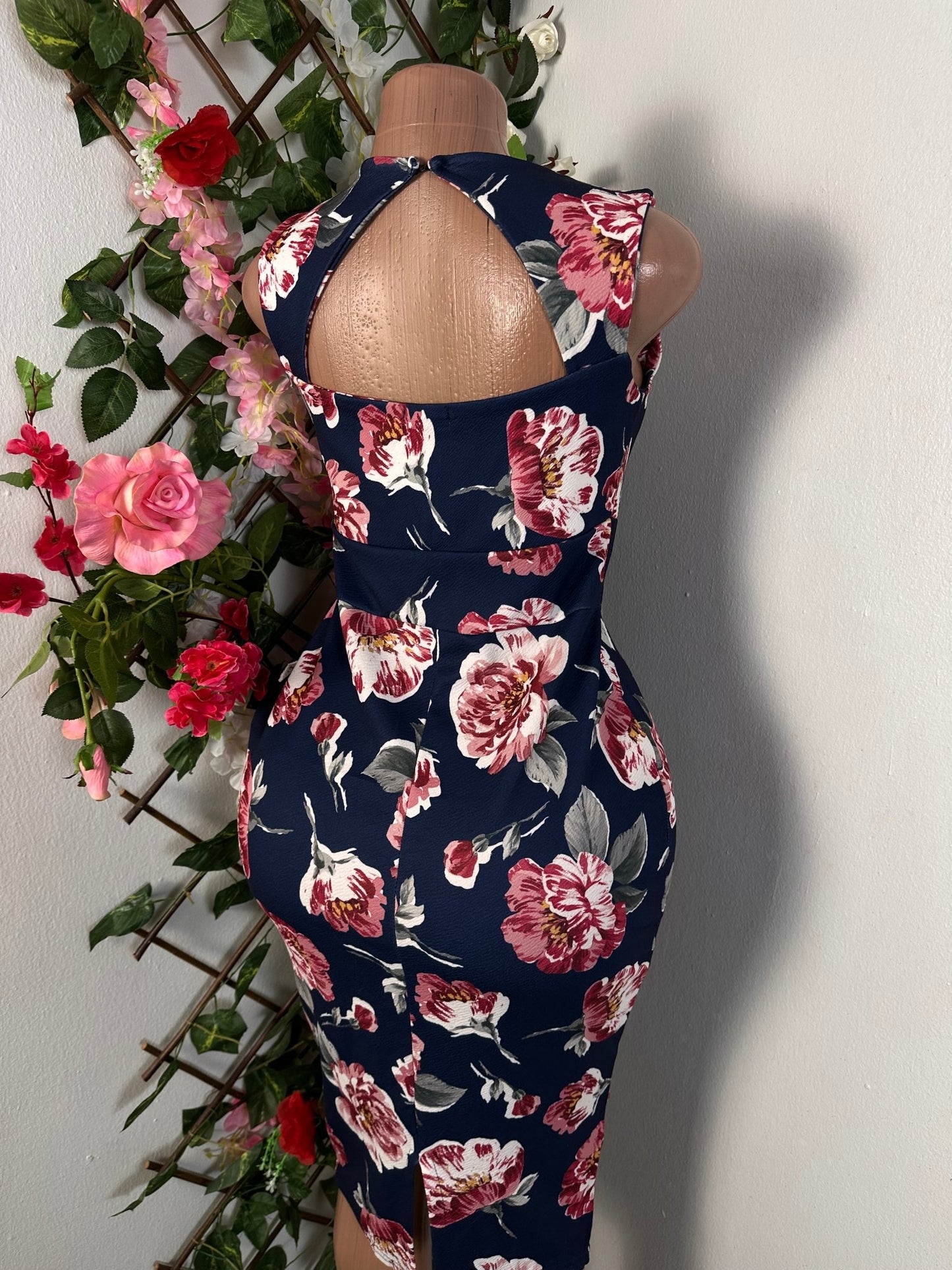 Robe moulante mi longue sans manche à colle carré et ouvert dans le dos - Perluna Store - kinshasa