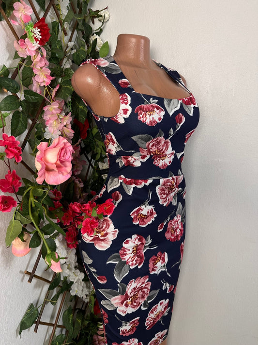 Robe moulante mi longue sans manche à colle carré et ouvert dans le dos - Perluna Store - kinshasa